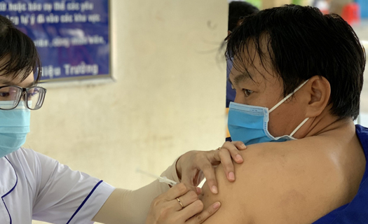 Nhiều người trên 65 tuổi phải hoãn tiêm vaccine Covid-19